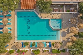 Hotel Venezia - Karpathos-Stad zwembad van boven