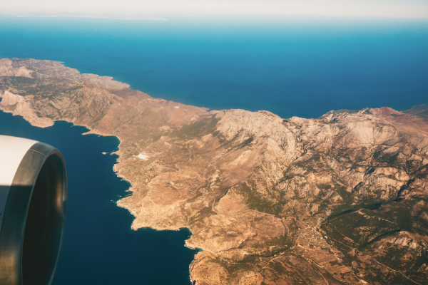 karpathos vliegveld vanaf het vliegtuig. Dit is noord Karpathos