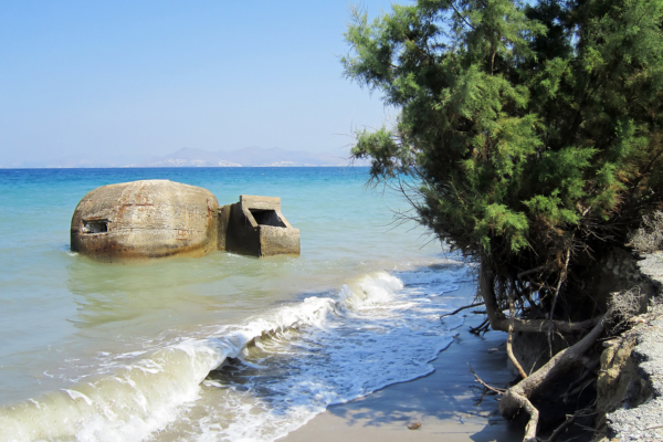 Tigaki Strand - een oude bunker in het water