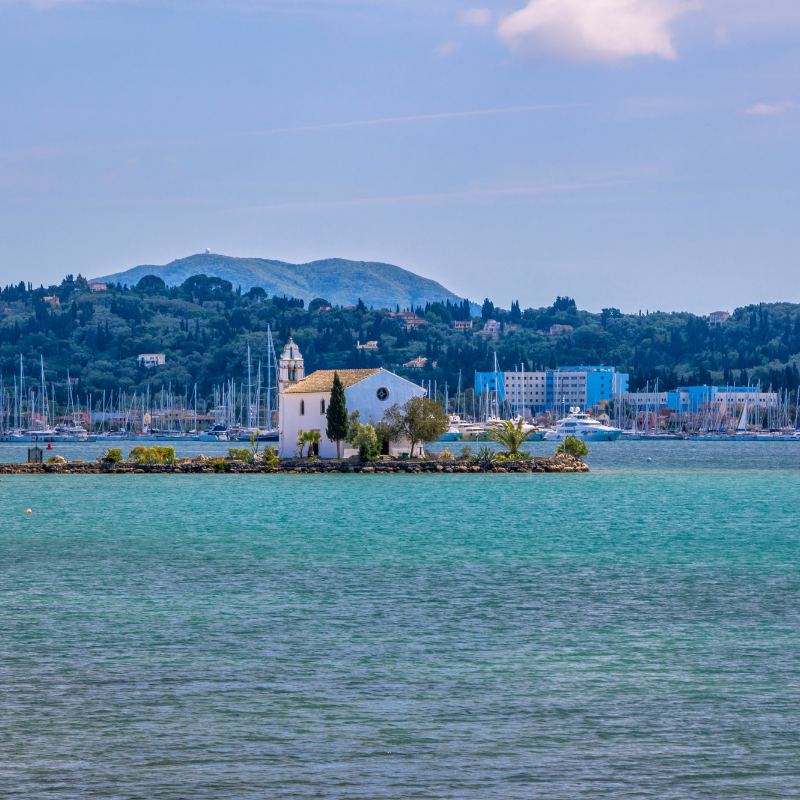 Baai van Gouvia, Ypapanti church en op de achtergrond de haven