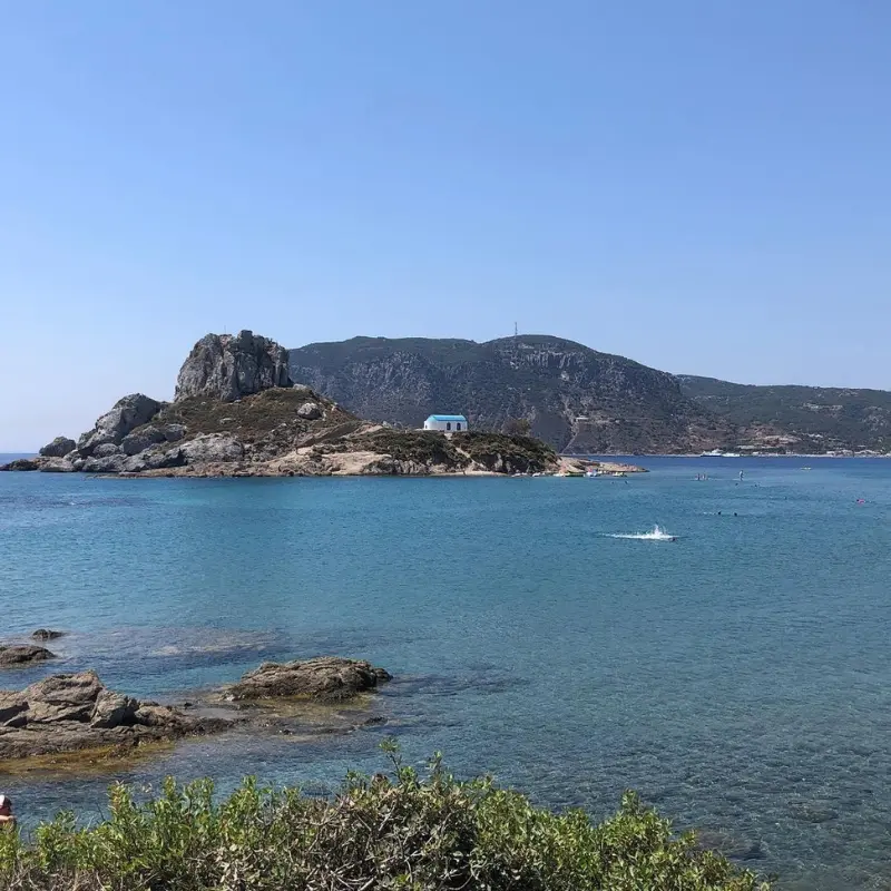 Agios Stefanos Beach met uitzicht op Kastri