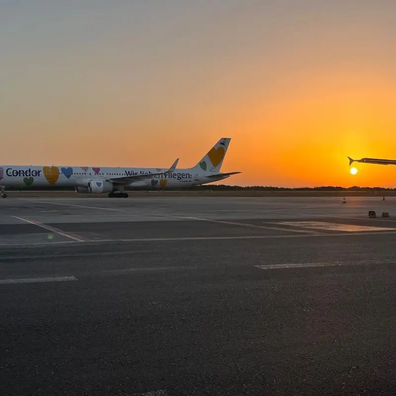 Condor vliegtuig geland op KGS airport