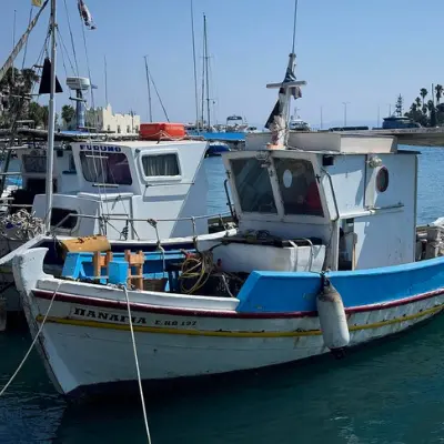 Haven in kos-stad met veel vissersboten