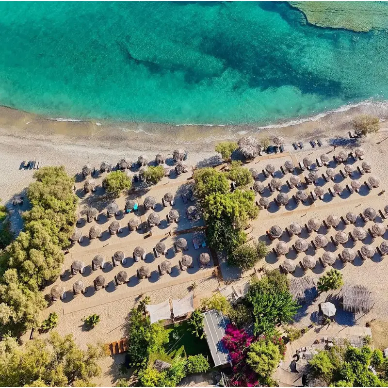 Mylos Beach Bar Lambi Kos foto van boven, zee en parasols