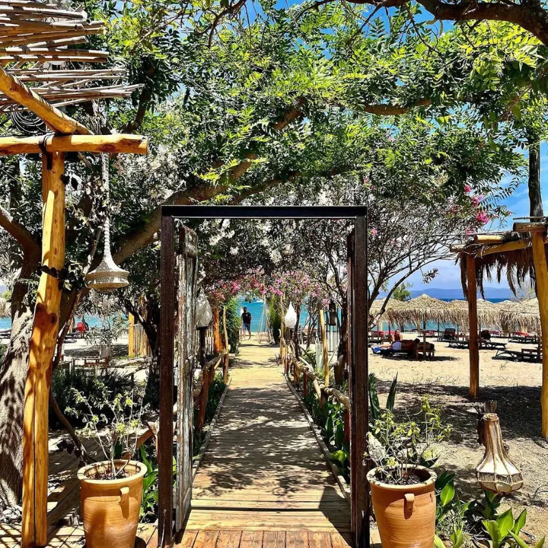 Mylos beach bar lambi de poort naar de zee en strandbedjes