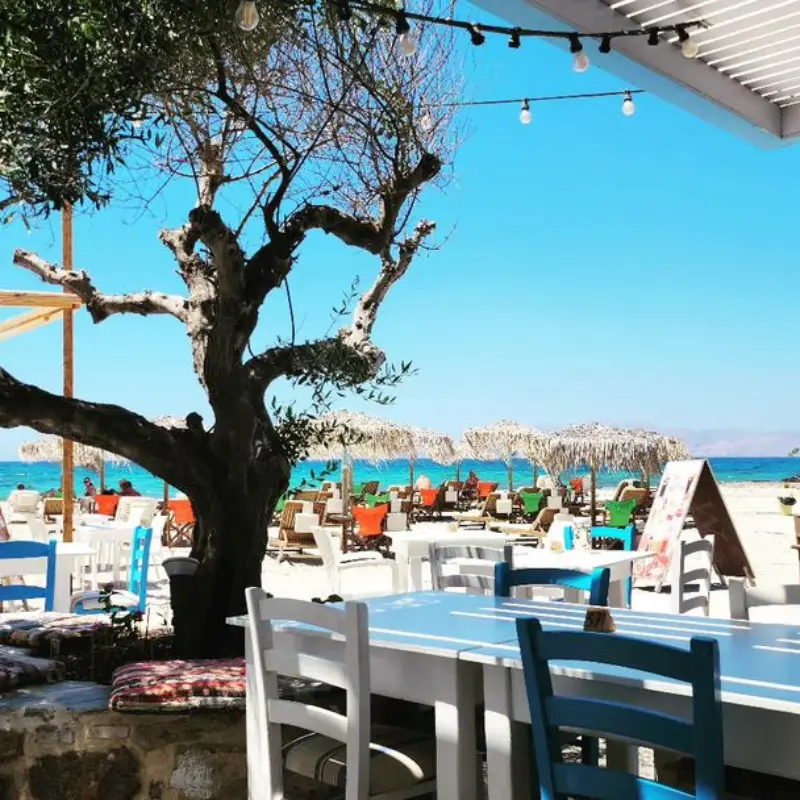 Restaurant, bedjes, parasols beach Mastichari