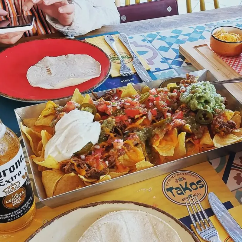 Tako Cocina Mexicana Y Cocteleria Nachos met Corona